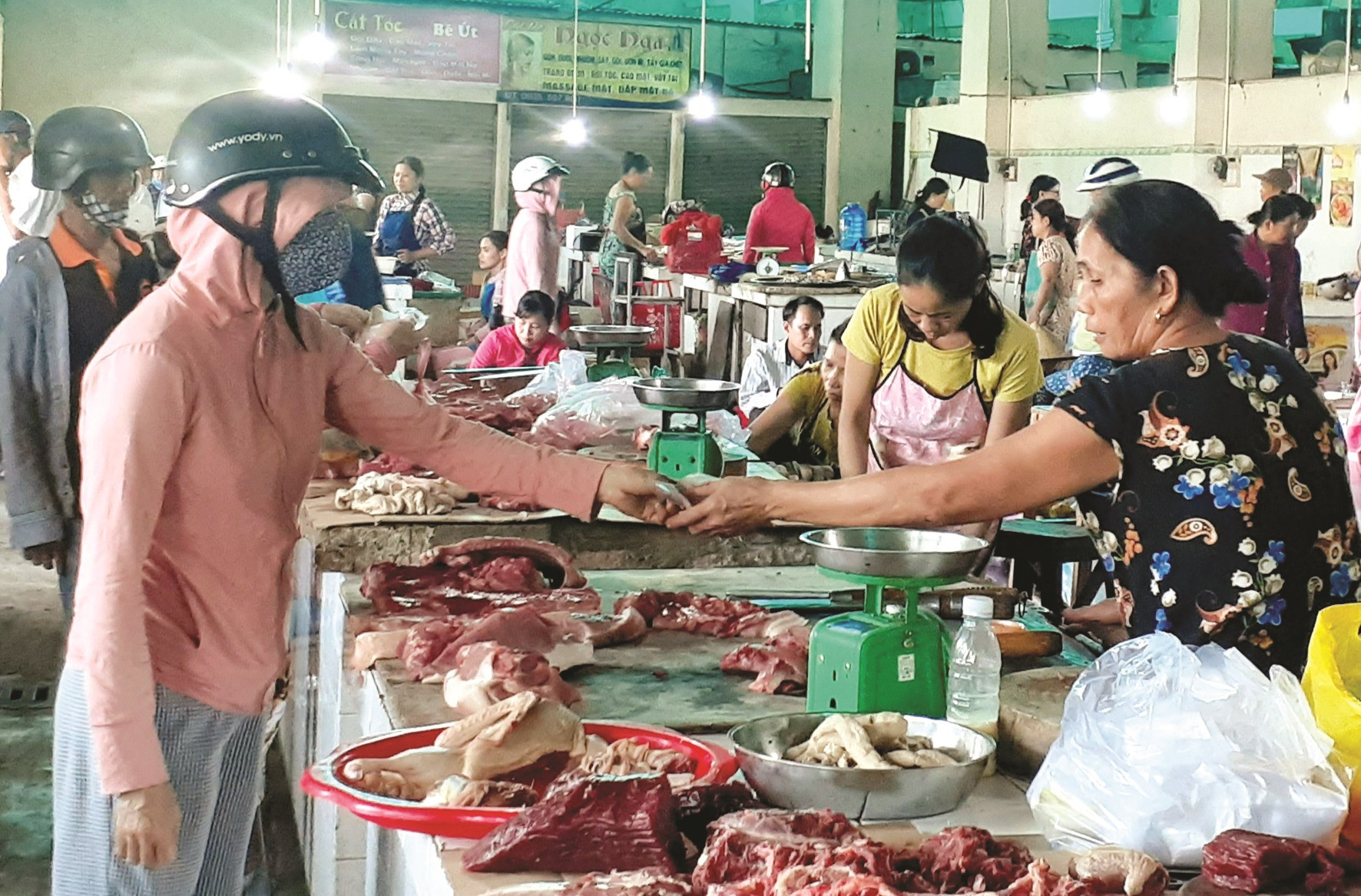 Thịt heo đang được tiểu thương bán với giá rất cao ở các chợ trên địa bàn tỉnh. Ảnh: LÊ QUÂN