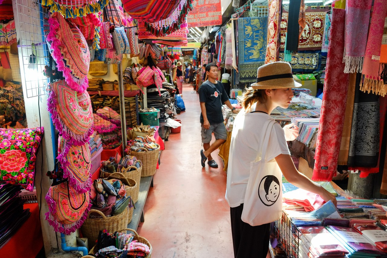 một khu chợ tại Thái Lan vắng vẻ khách vì Covid-19. Ảnh: internet