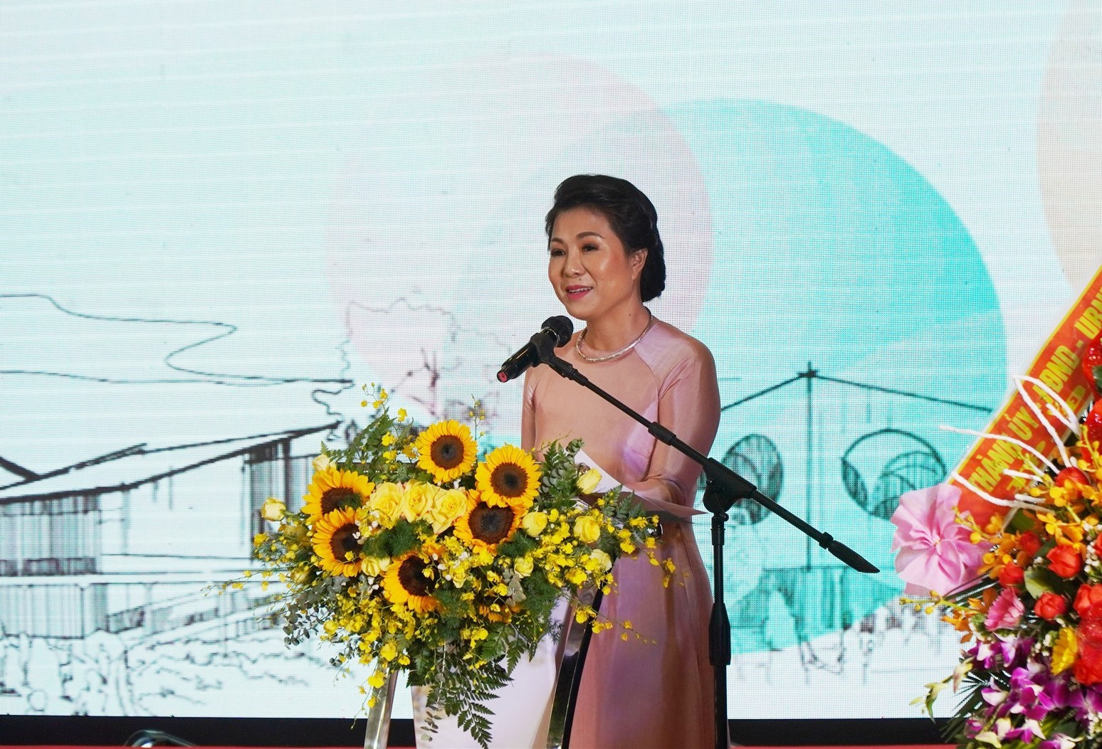 Cô Lê Thị Nam Phương -Chủ tịch HĐQT Hệ thống giáo dục Sky -Line phát biểu tại lễ kỷ niệm 10 năm. Ảnh NTB