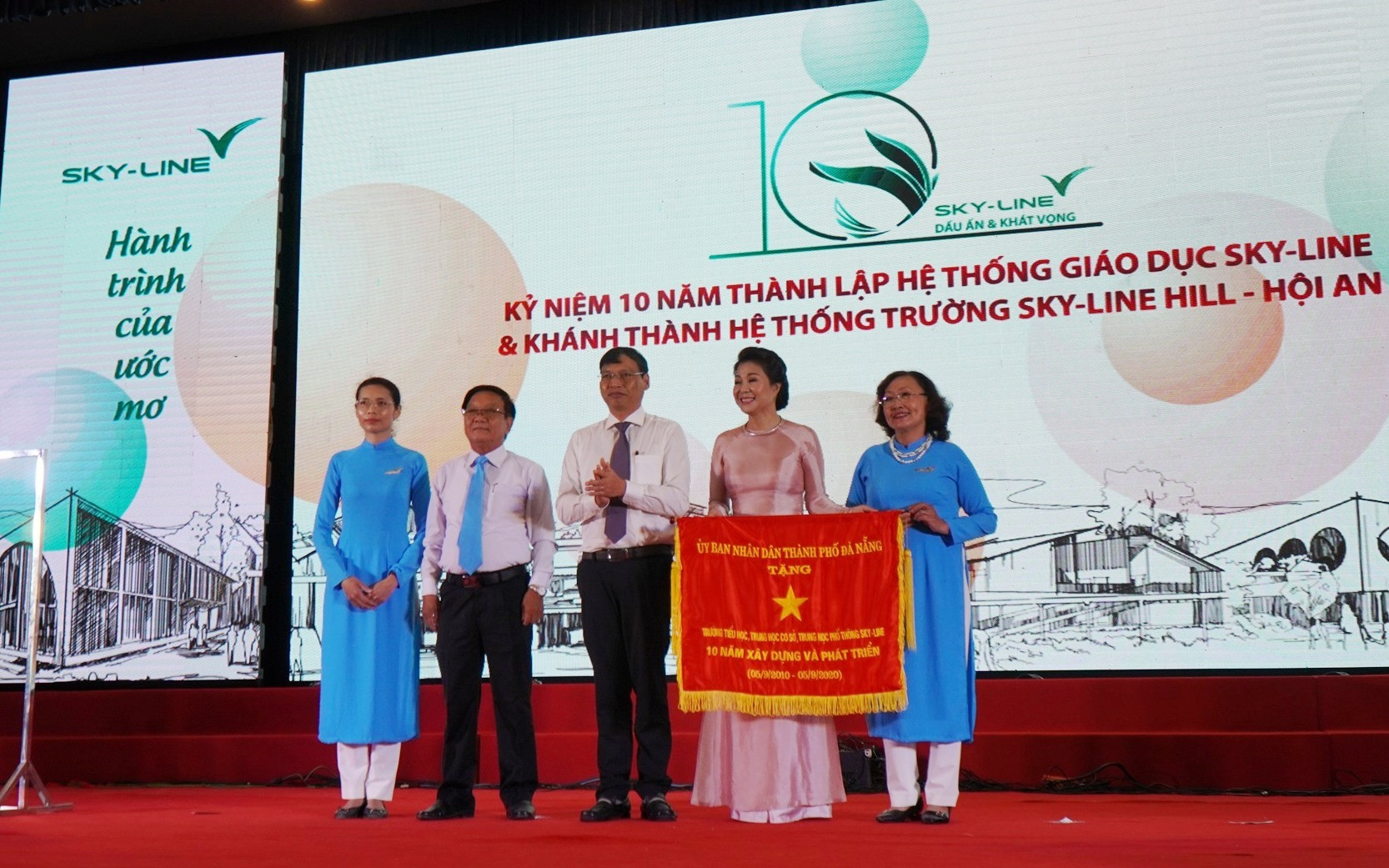 Hệ thông giáo dục Sky Line vinh dự nhận Cờ truyền thống 10 năm xây dựng và phát triển (2010 -2020) do Lãnh đạo TP Đà Nẵng trao tặng. Ảnh NTB