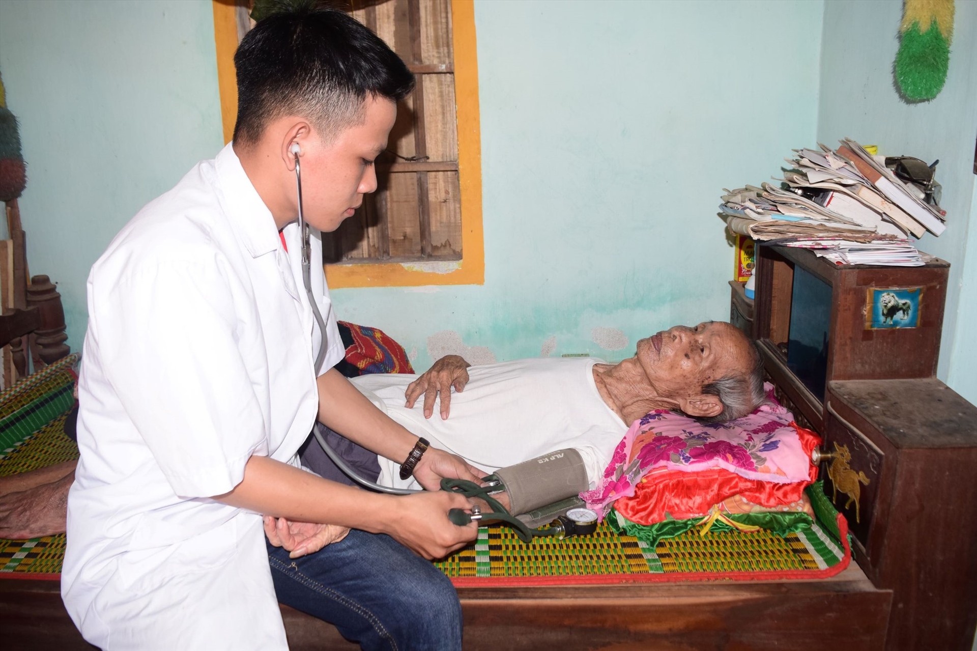 Khám bệnh, cấp phát thuốc miễn phí tại nhà các gia đình chính sách huyện Phú Ninh. Ảnh: THÁI CƯỜNG