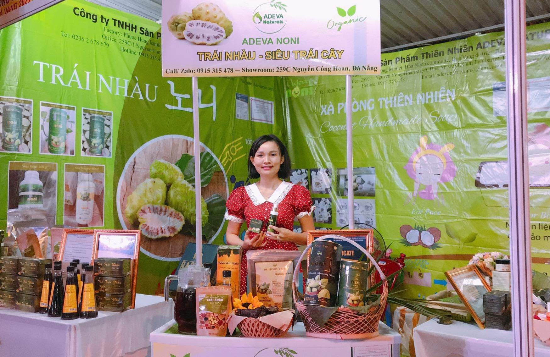 Chị Nguyễn Thu Dung với các sản phẩm từ trái nhàu. Ảnh: H.P