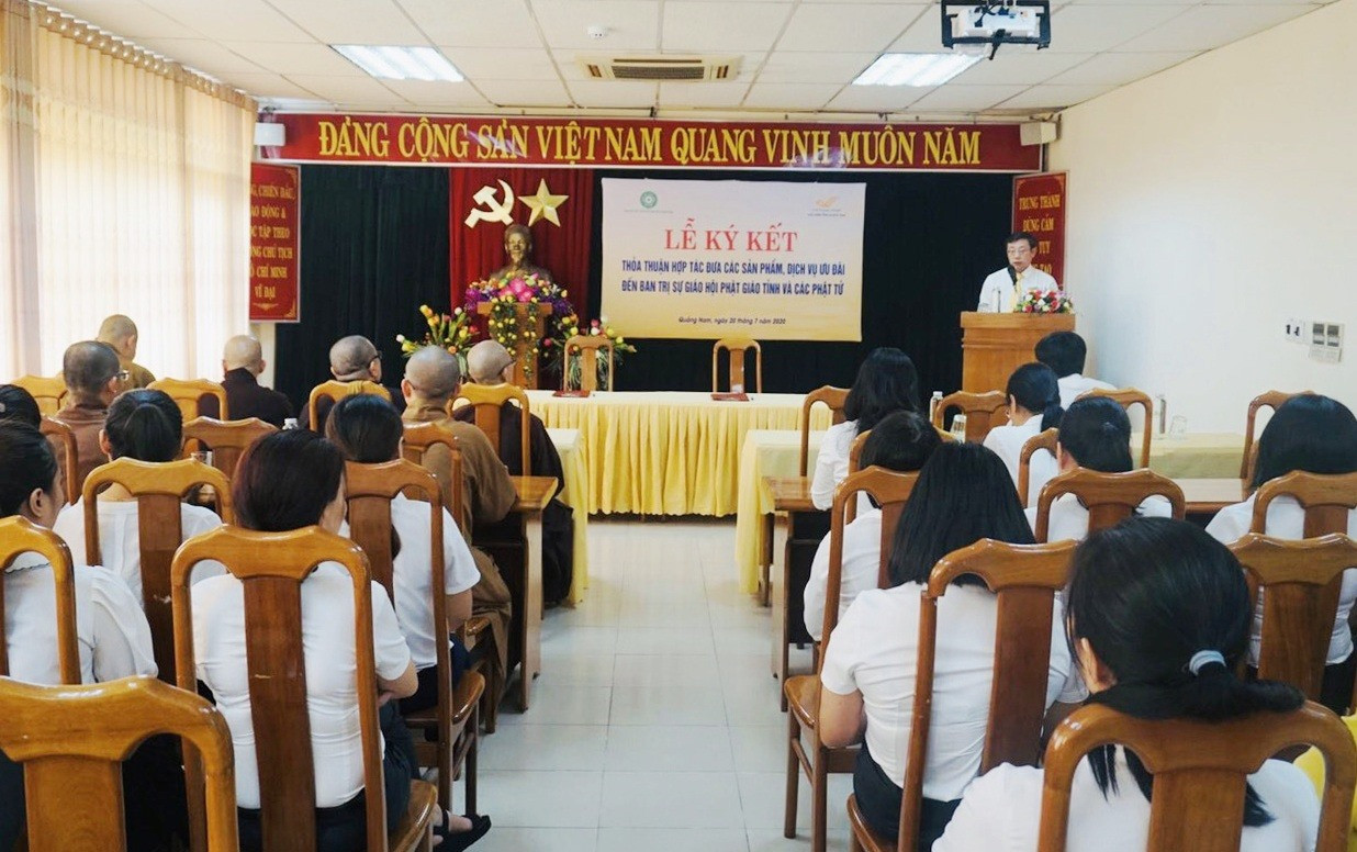 Lễ ký kết thỏa thuận hợp tác giữa Giáo hội Phật giáo tỉnh và Bưu điện tỉnh diễn ra sáng nay. Ảnh: D.L