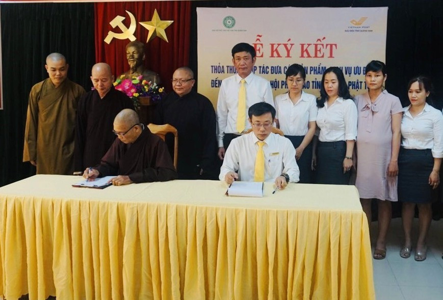 Giáo hội Phật giáo tỉnh và Bưu điện tỉnh ký kết thỏa thuận hợp tác. Ảnh: D.L
