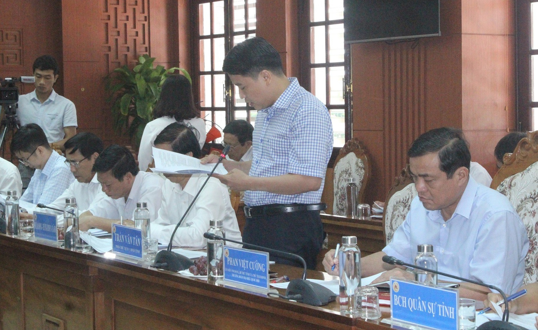 Phó Chủ tịch UBND tỉnh Trần Văn Tân báo cáo một số nội dung tại cuộc làm việc. Ảnh: D.L