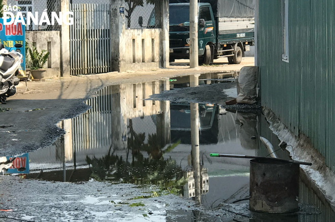 Kiệt 87 Hoàng Văn Thái thường xuyên đọng nước vì không có hệ thống mương thoát nước. Ảnh: HUỲNH LÊ
