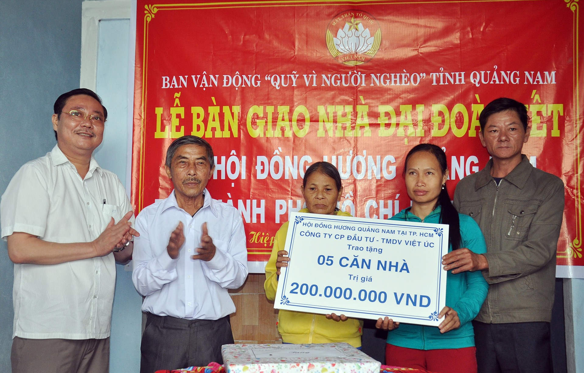 Năm 2019, từ nguồn hỗ trợ của Hội đồng hương Quảng Nam tại TP.Hồ Chí Minh thông qua Mặt trận tỉnh, Mặt trận huyện Hiệp Đức đã hỗ trợ xây dựng nhà ở cho 5 hộ nghèo. Ảnh: VINH ANH