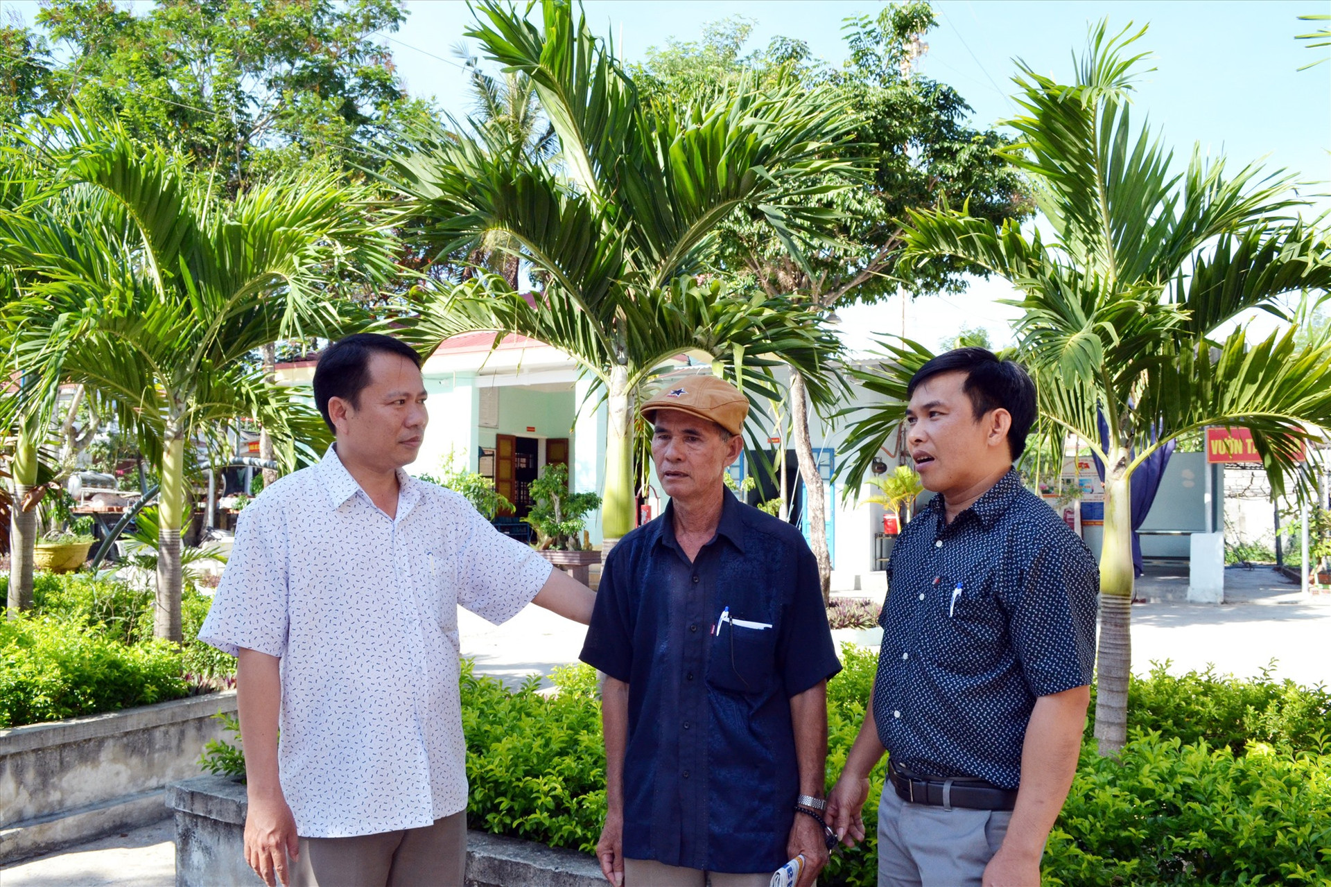 Được điều động làm Bí thư Đảng ủy xã Bình Hải, ông Nguyễn Tấn Thu (bên trái) đã tạo sự đoàn kết, nhất trí cao giữa nhân dân và cán bộ địa phương. Ảnh: QUANG VIỆT