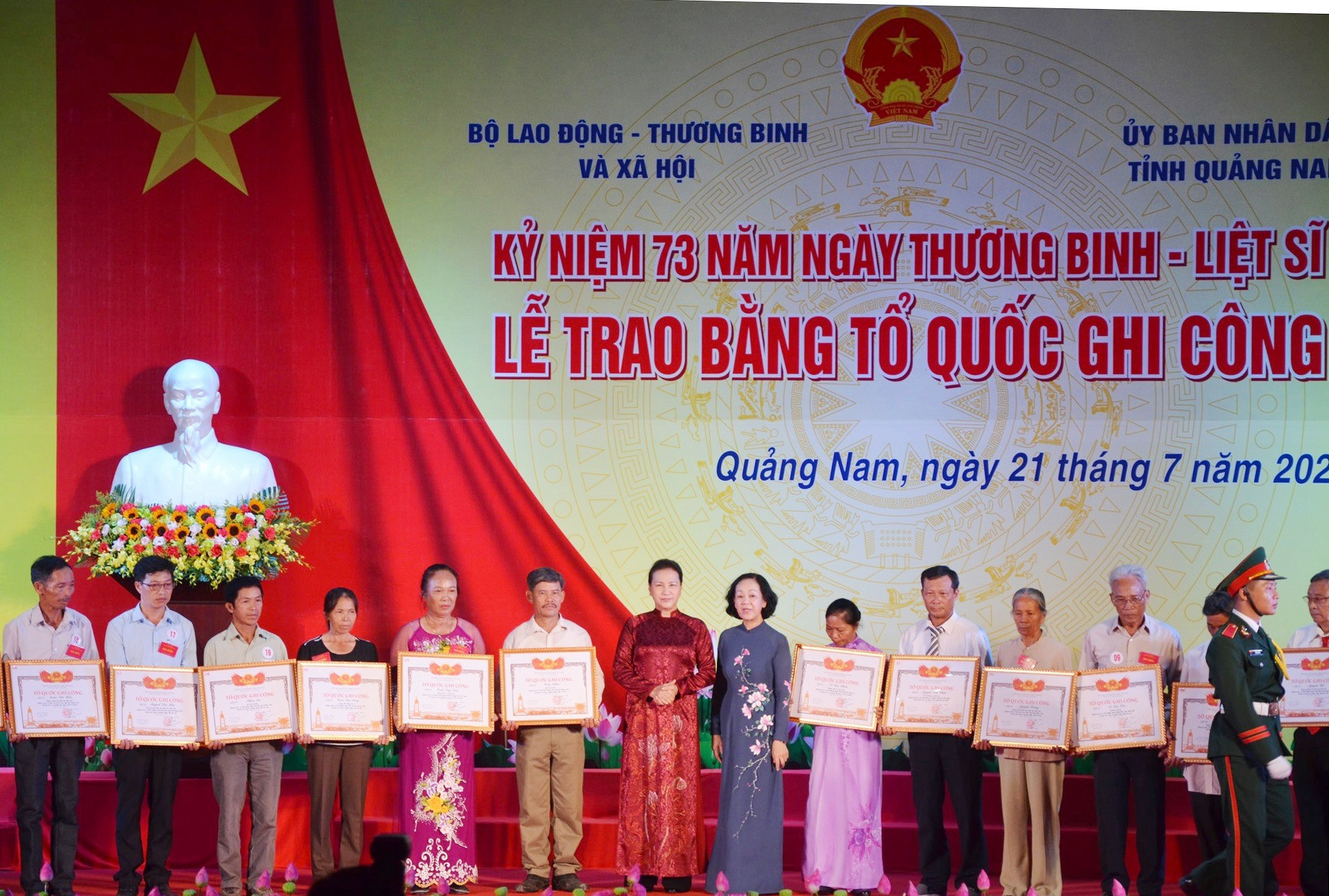 Chủ tịch Quốc hội Nguyễn Thị Kim Ngân và Trưởng ban Dân vận Trung ương Trương Thị Mai trao Bằng Tổ quốc ghi công cho thân nhân gia đình liệt sĩ