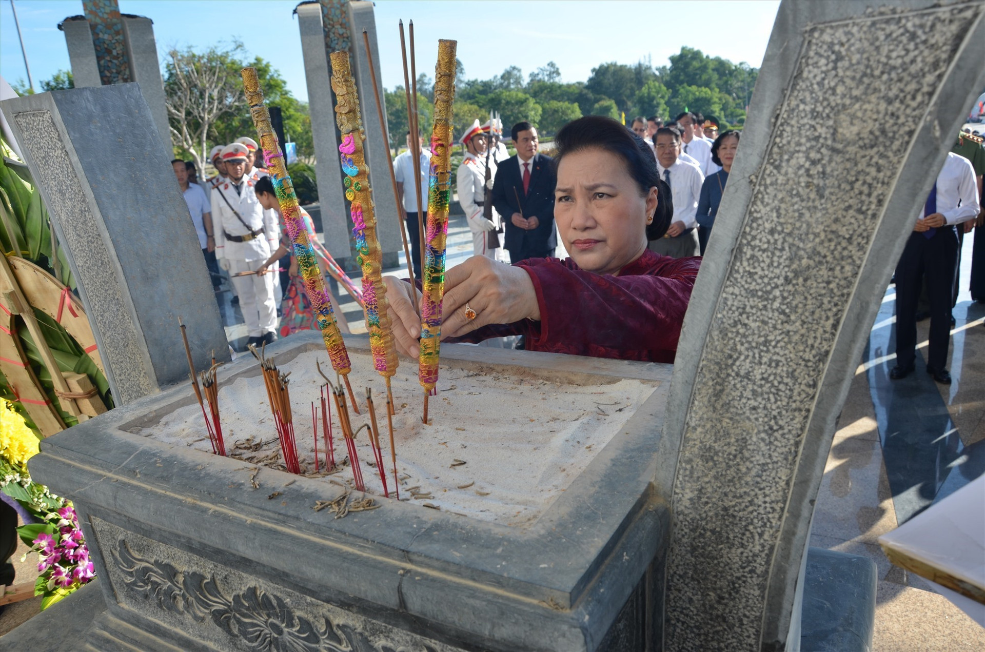Chủ tịch Quốc hội Nguyễn Thị Kim Ngân viếng hương tại Nghĩa trang liệt sĩ tỉnh. Ảnh: H.P