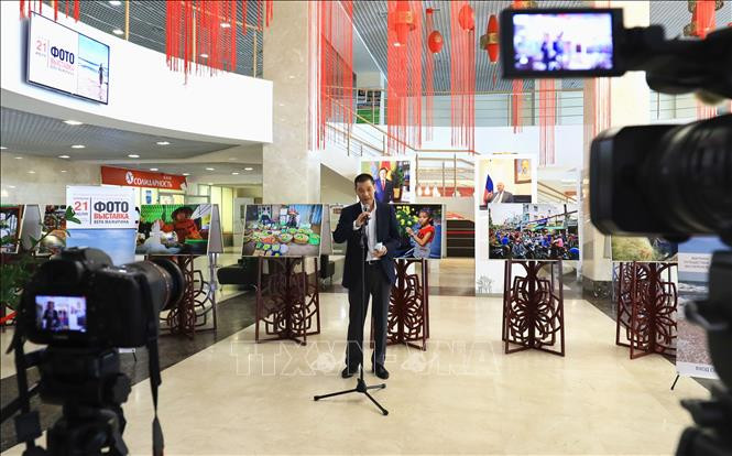 Triển lãm ảnh “Việt Nam: Du lịch qua những tấm ảnh” được tổ chức tại Tổ hợp đa chức năng Hà Nội-Moskva ở thủ đô của Liên bang Nga. Ảnh: Trần Hiếu/Pv TTXVN tại Moskva