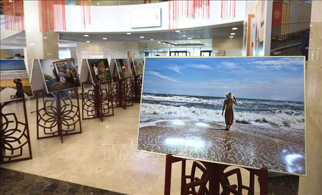 Biển và cuộc sống của dân chài Việt Nam là đề tài yêu thích của nữ nhiếp ảnh gia Nga Vera Mazhirina. Ảnh: Trần Hiếu/Pv TTXVN tại Moskva