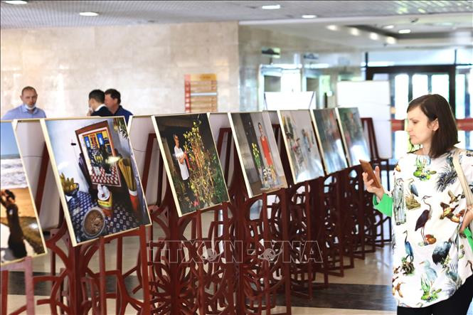 Triển lãm của nữ nhiếp ảnh gia Nga giới thiệu 21 bức ảnh tiêu biểu về các đề tài đời sống hiện đại, tôn vinh và quảng bá những nét đẹp văn hóa truyền thống của Việt Nam tới người dân thủ đô Moskva. Ảnh: Trần Hiếu/Pv TTXVN tại Moskva