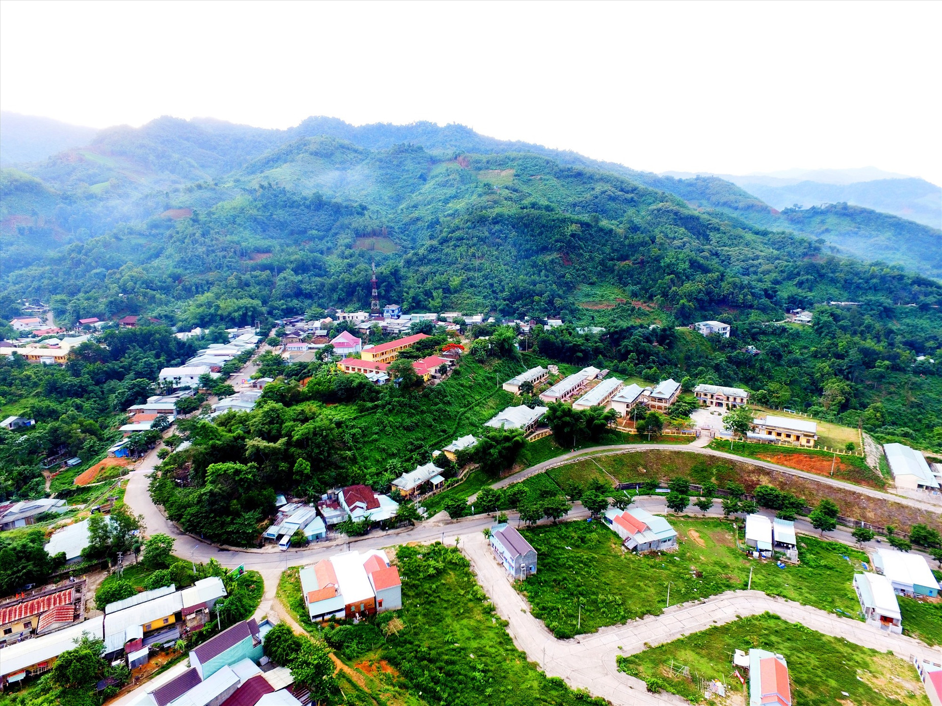 Xã Trà Mai được công nhận đạt chuẩn đô thị loại V, nội thị huyện Nam Trà My khoác một diện mạo mới. Ảnh: N.C