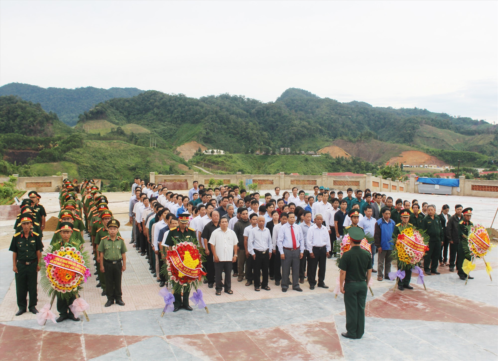 Hằng năm, cứ đến ngày 27.7, cán bộ, chiến sĩ nhân dân huyện Tây Giang làm lễ dâng hương các anh hùng liệt sĩ tại đài tưởng niệm huyện. Ảnh: Đ.H