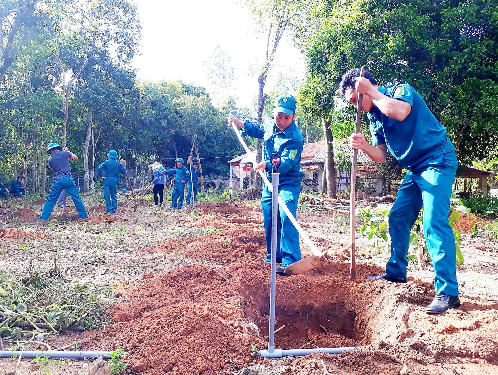 Ban Dân vận Huyện ủy Quế Sơn phối hợp với Ban CHQS huyện ra quân giúp người dân xã Quế Minh trồng cây ăn quả. Ảnh: P.T