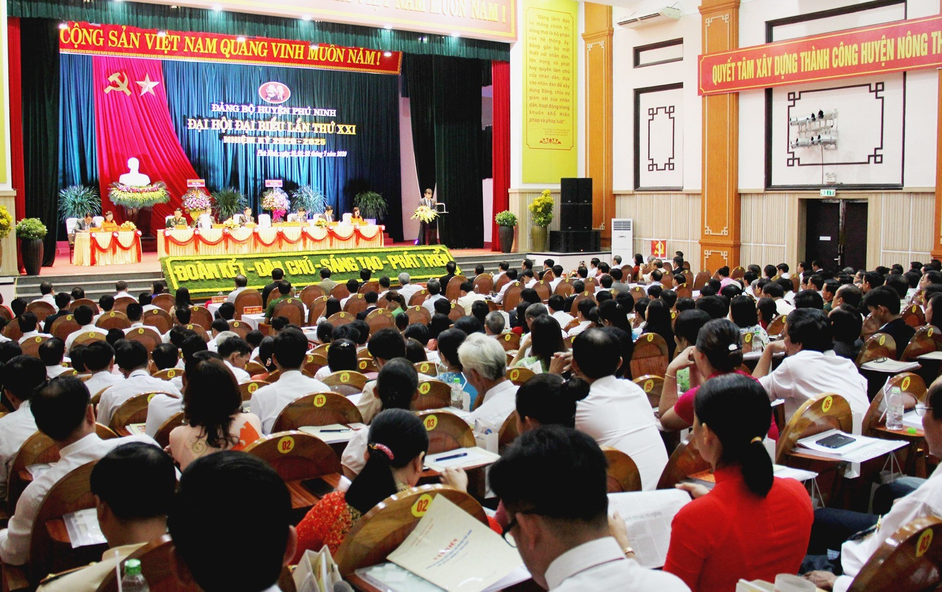 Có 279 đảng viên đại diện cho gần 3.000 đảng viên ở 56 tổ chức cơ sở đảng trực thuộc Đảng bộ huyện Phú Ninh tham dự đại hội. Ảnh: N.V