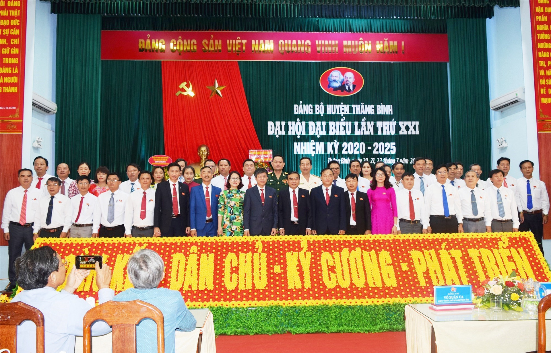 Ban chấp hành Đảng bộ huyện Thăng Bình lần thứ XXI ra mắt đại hội. Ảnh: V.N
