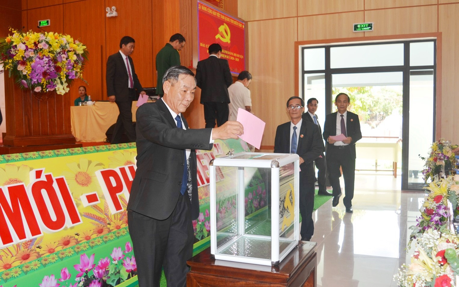 Đại hội tiến hành bỏ phiếu bầu Ban Chấp hành Đảng bộ huyện Duy Xuyên khóa XXI (nhiệm kỳ 2020 - 2025). Ảnh: VĂN SỰ