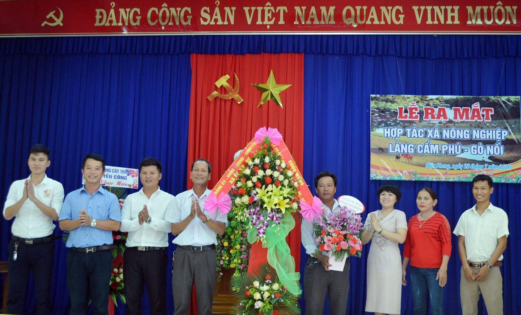 Ra mắt HTX Nông nghiệp làng Cẩm Phú - Gò Nổi. Ảnh: VĨNH LỘC