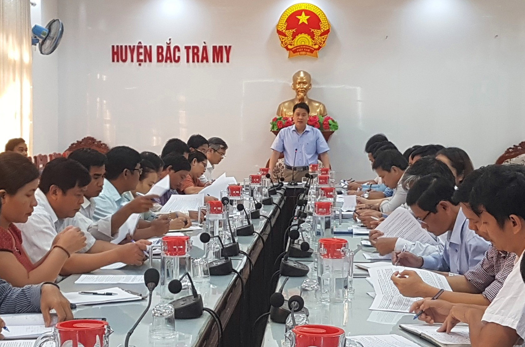 Phó Chủ tịch UBND tỉnh Trần Văn Tân kiểm tra công tác giảm nghèo tại huyện Bắc Trà My. Ảnh: D.L