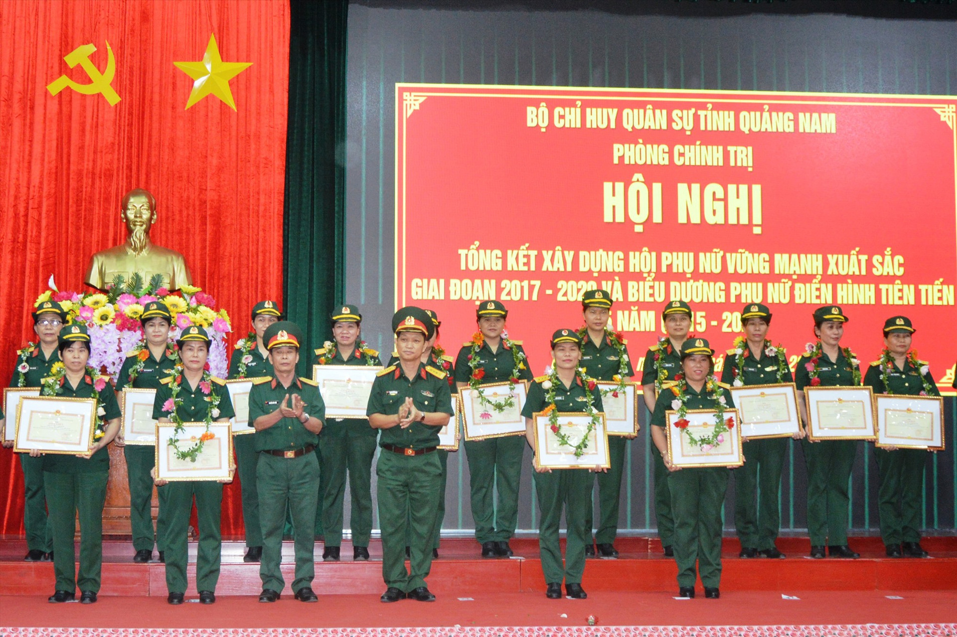 Bộ CHQS tỉnh khen thưởng cho các phụ nữ điển hình tiên tiến trong lực lượng vũ trang tỉnh. Ảnh: T.ANH