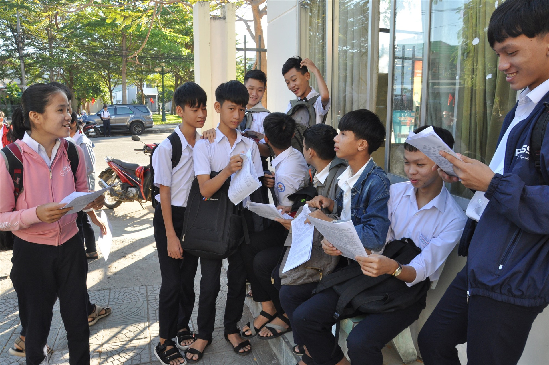 Sự tự tin của các thí sinh là học sinh Trường THCS Lê Quý Đôn -đây được xem là “ngôi trường chuyên bậc THCS” của huyện Phú Ninh. Năm nay, trường có hơn 70 học sinh dự thi lớp 10 chuyên. Ảnh: X.P