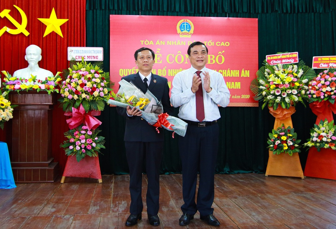 Bí thư Tỉnh ủy Phan Việt Cường tặng hoa chúc mừng tân Chánh án. Ảnh: T.C