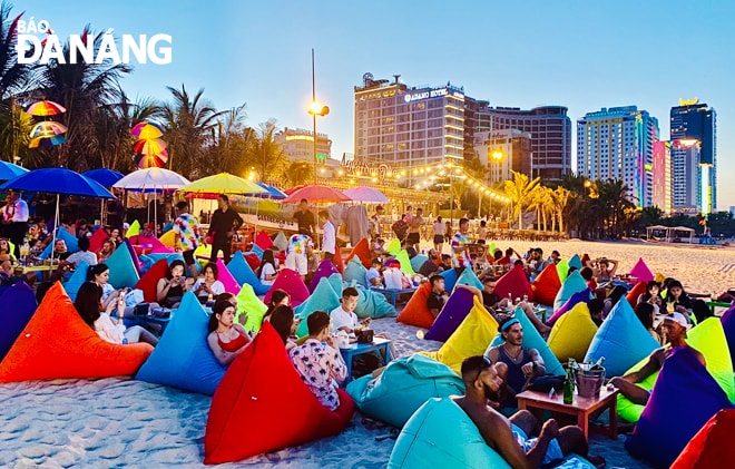 Du khách có thể thoải mái thư giãn, ngắm biển Đà Nẵng tại khu vườn sắc màu Danabeach Color. Ảnh: THU HÀ