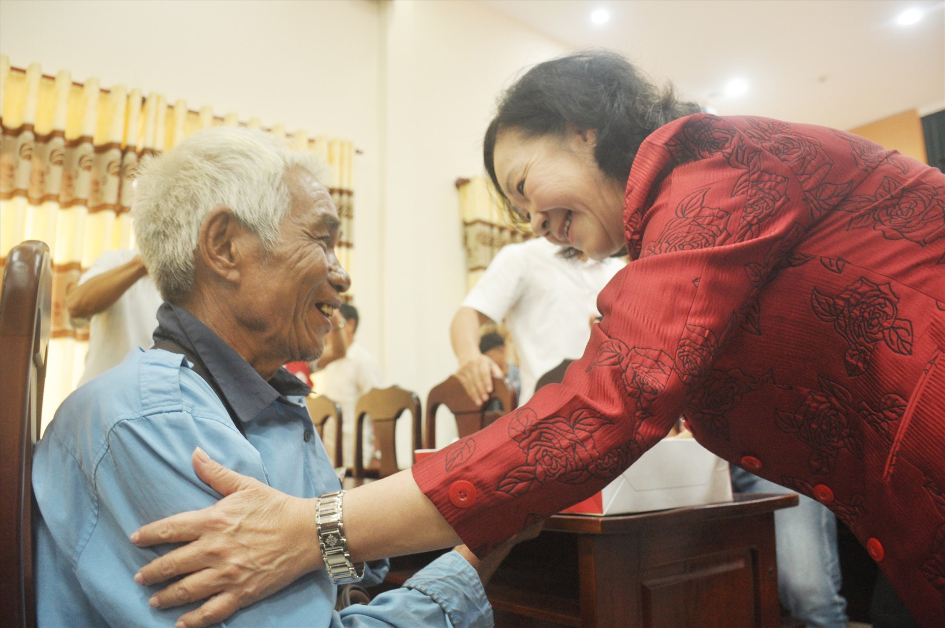 Đồng chí Trương Thị Mai thăm hỏi, tặng quà người có công với cách mạng của tỉnh. Ảnh: N.Đ