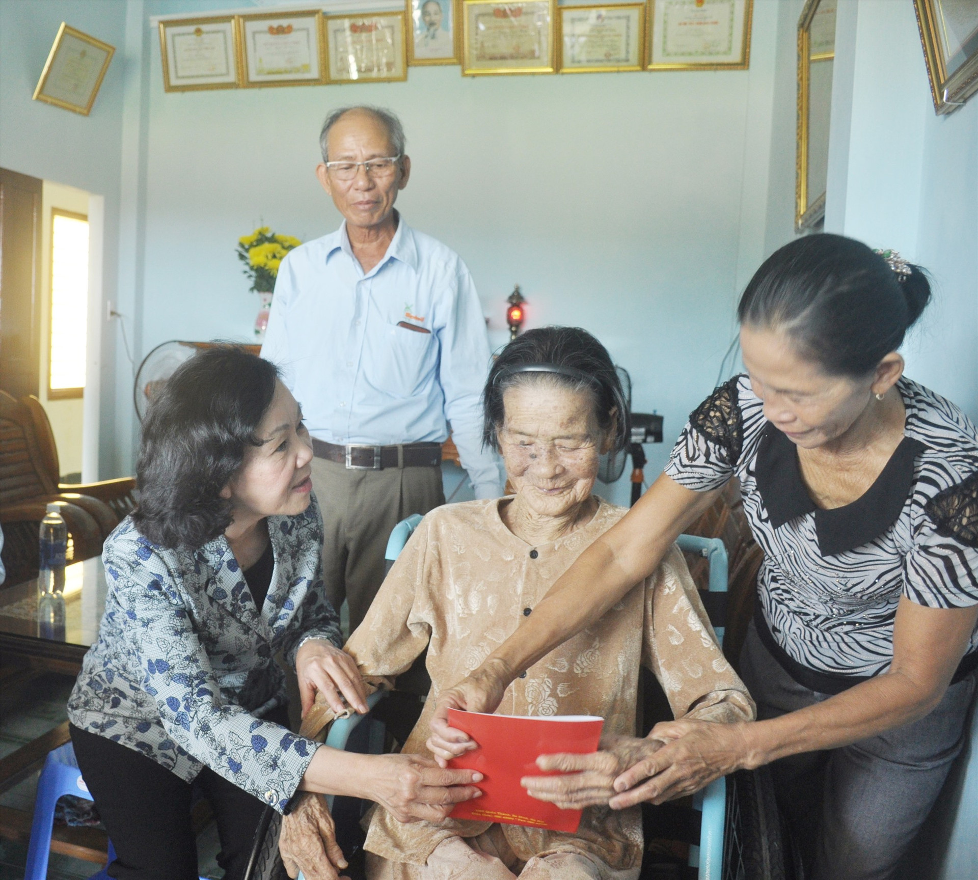 Đồng chí Trương Thị Mai đến thăm, tặng quà Mẹ Việt Nam anh hùng Thái Thị Lạo. Ảnh: N.Đ