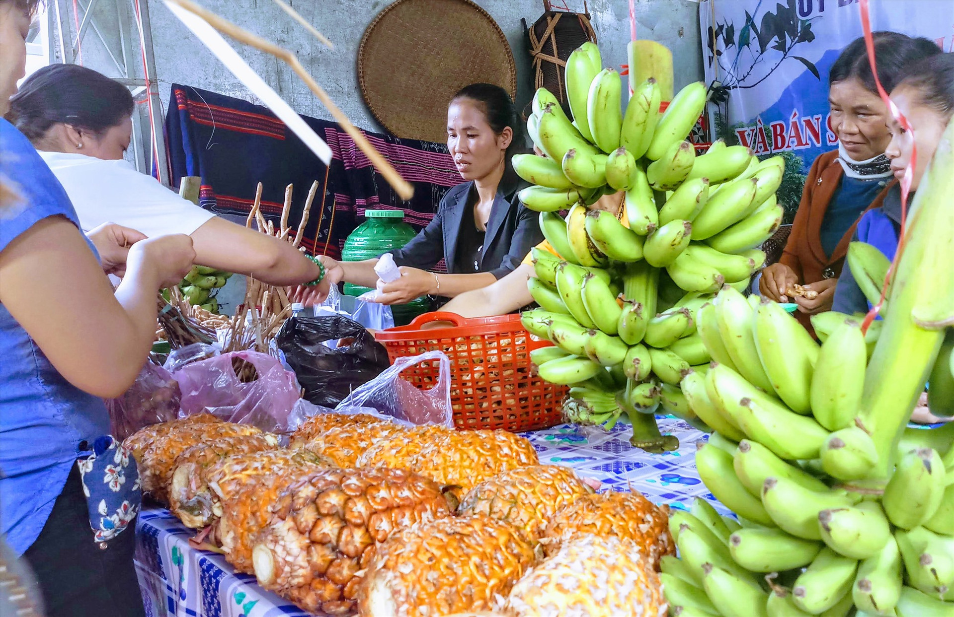 Nhiều mặt hàng nông sản vùng cao Nam Giang trở thành sản phẩm OCOP. Ảnh: ALĂNG NGƯỚC