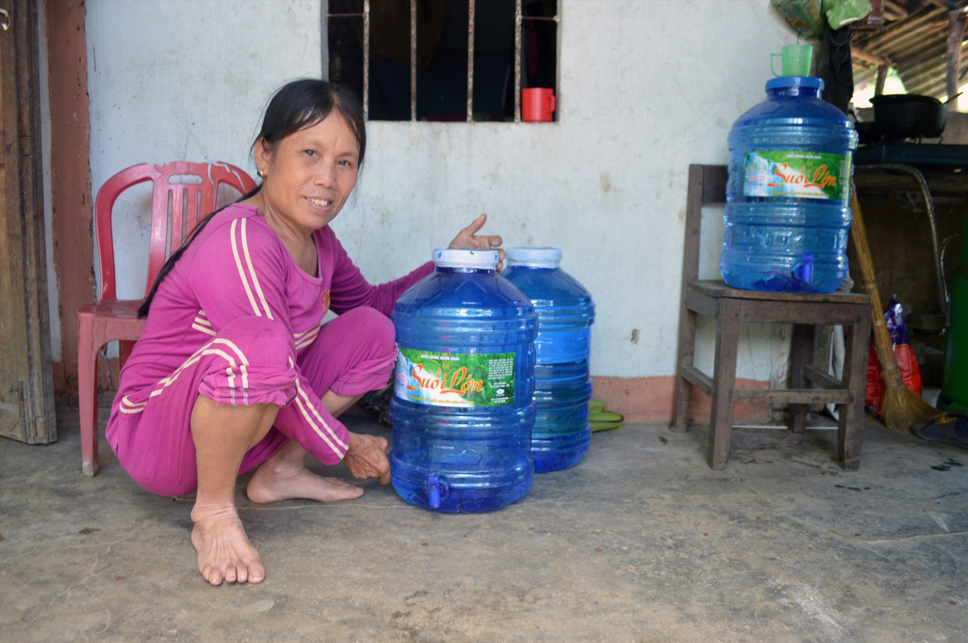 Nhiều hộ dân 2 thôn Đồng Râm và thôn Hoa phải mua nước bình sử dụng do nước giếng và nước tự chảy nhiễm vôi. Ảnh: V.LỘC