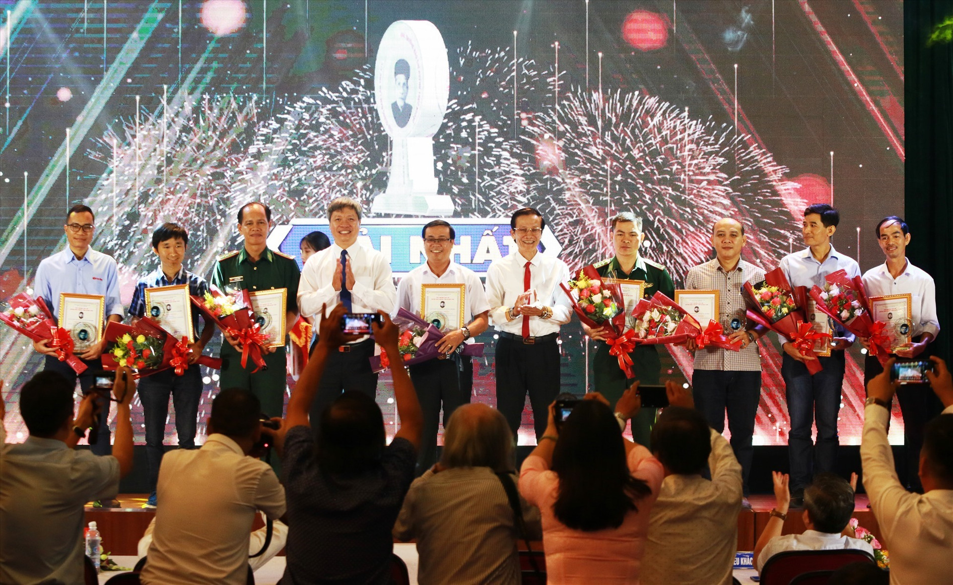 Các tác giả, nhóm tác giả đoạt giải Nhất Giải thưởng Báo chí Huỳnh Thúc Kháng lần thứ XIV nhận giải. Ảnh: THÀNH CÔNG