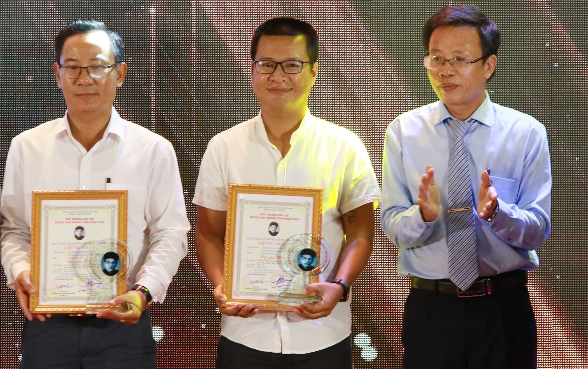 Chủ tịch Hội Nhà báo tỉnh, Tổng Biên tập Báo Quảng Nam Lê Văn Nhi trao giải cho các tác giải đoạt giải. Ảnh: THÀNH CÔNG