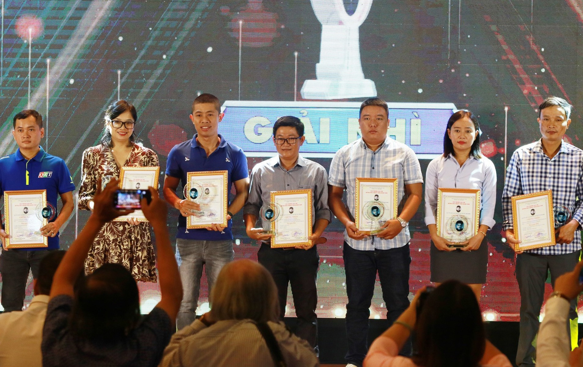 Các tác giải đoạt giải Nhì Giải thưởng Báo chí Huỳnh Thúc Kháng lần thứ XIV nhận giải. Ảnh: THÀNH CÔNG