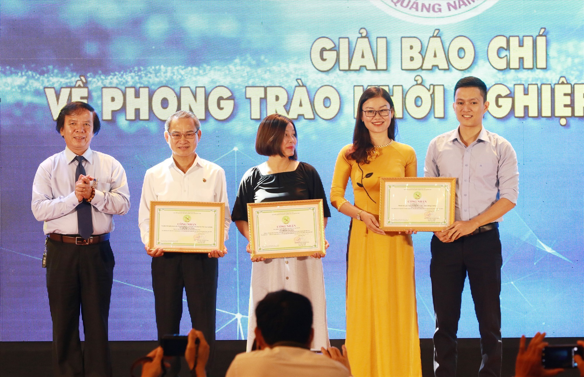 Các tác giả đoạt giải thưởng báo chí về lĩnh vực khởi nghiệp sáng tạo của tỉnh Quảng Nam nhận giải. Ảnh: THÀNH CÔNG