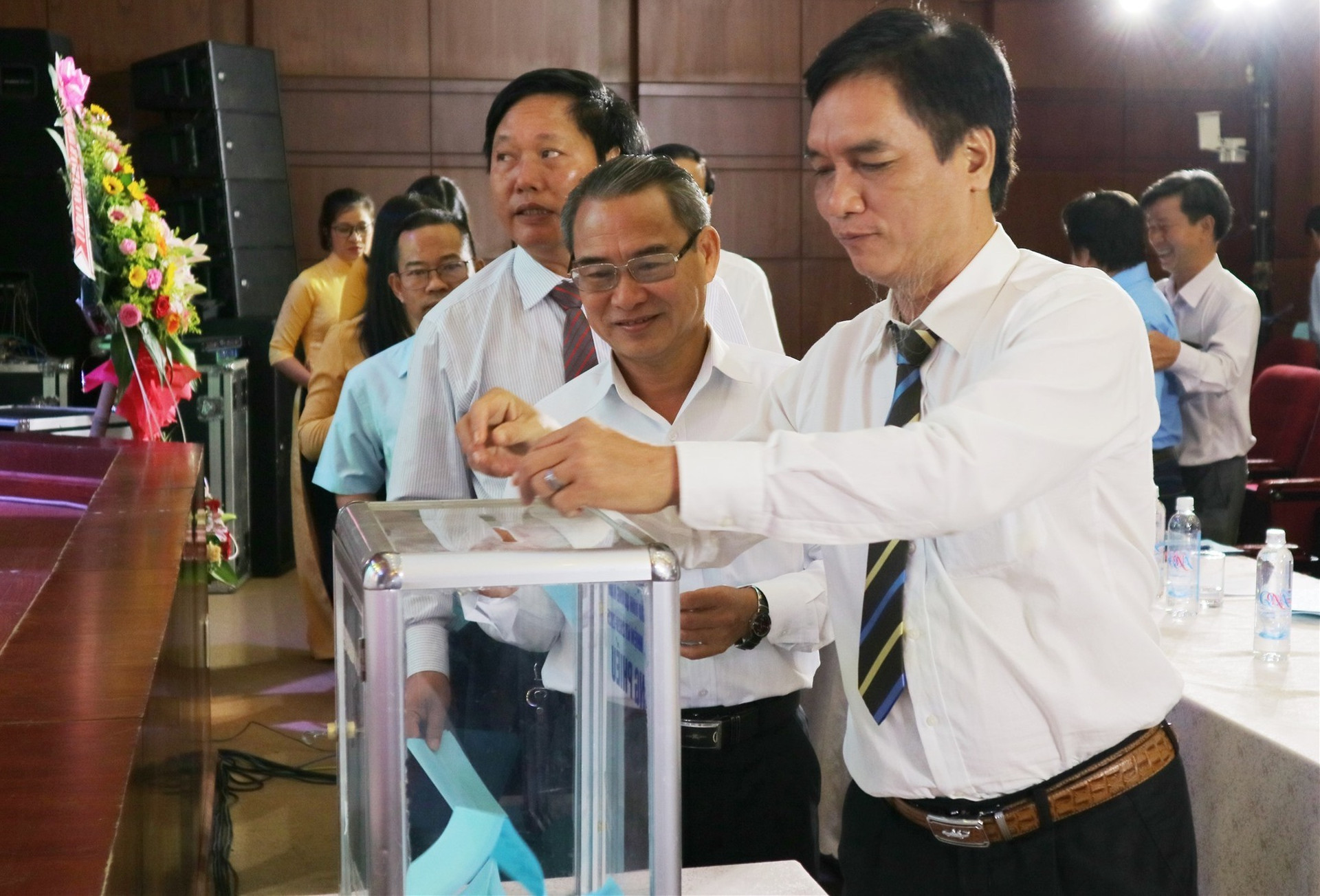 Các nhà báo bỏ phiếu bầu Ban Chấp hành Hội Nhà báo tỉnh Quảng Nam lần thứ IX. Ảnh: PHƯƠNG THẢO