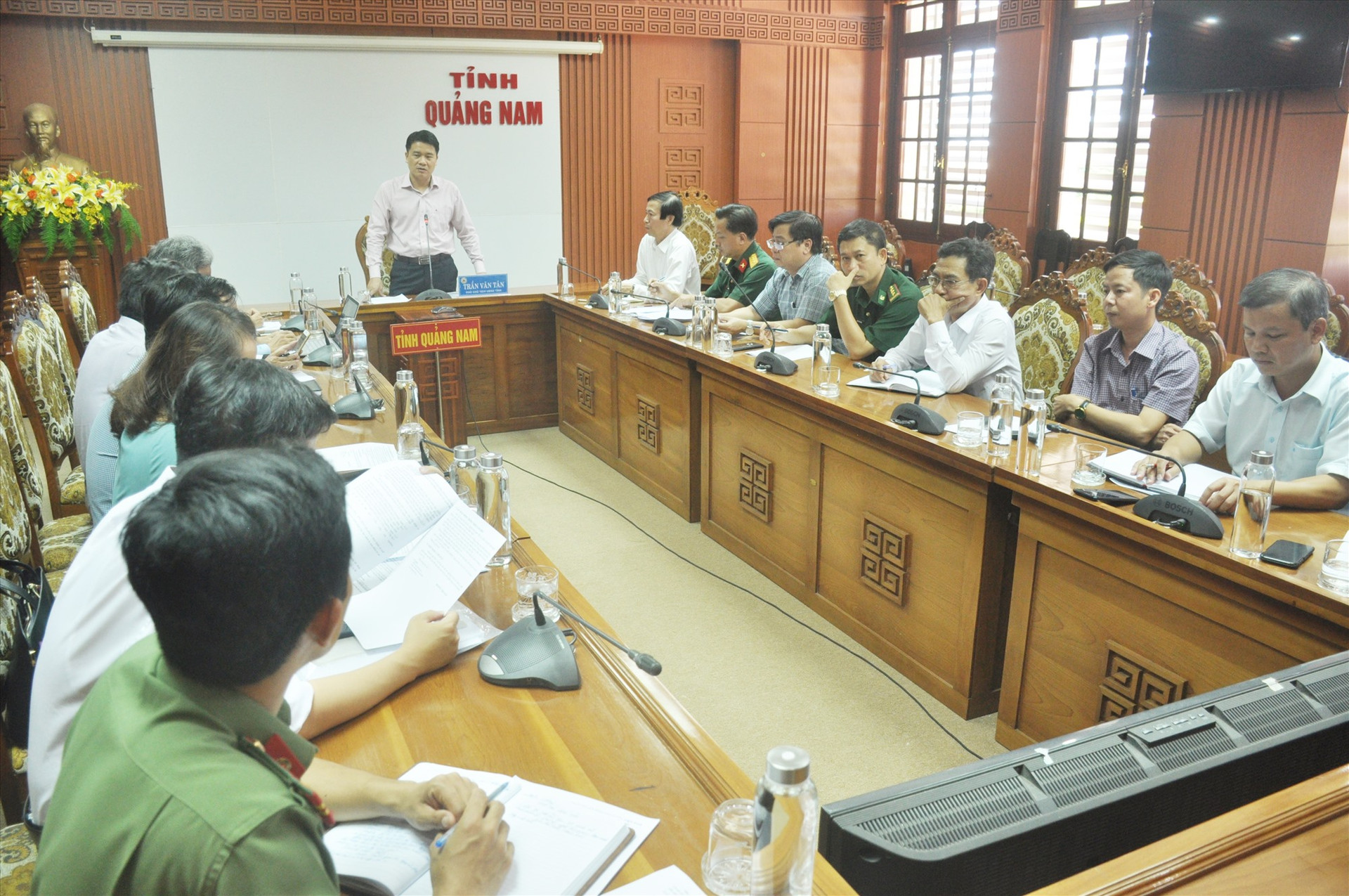 Chiều 24.7, Phó Chủ tịch UBND tỉnh Trần Văn Tân chủ trì cuộc họp và có chỉ đạo cụ thể cho các ngành, địa phương của tỉnh triển khai các biện pháp phòng chống dịch bệnh Covid-19. Ảnh: N.Đ