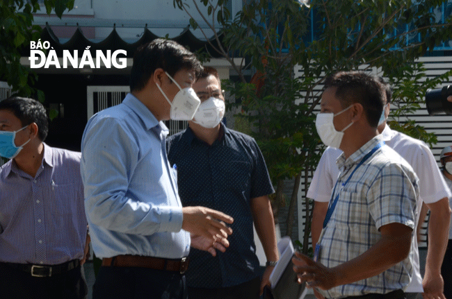 Phó Viện trưởng Viện Vệ sinh dịch tễ Trung ương Trần Như Dương (áo xanh) kiểm tra công tác phòng, chống Covid-19 tại phường Hòa Khánh Bắc ngày 25-7. Ảnh: PHAN CHUNG