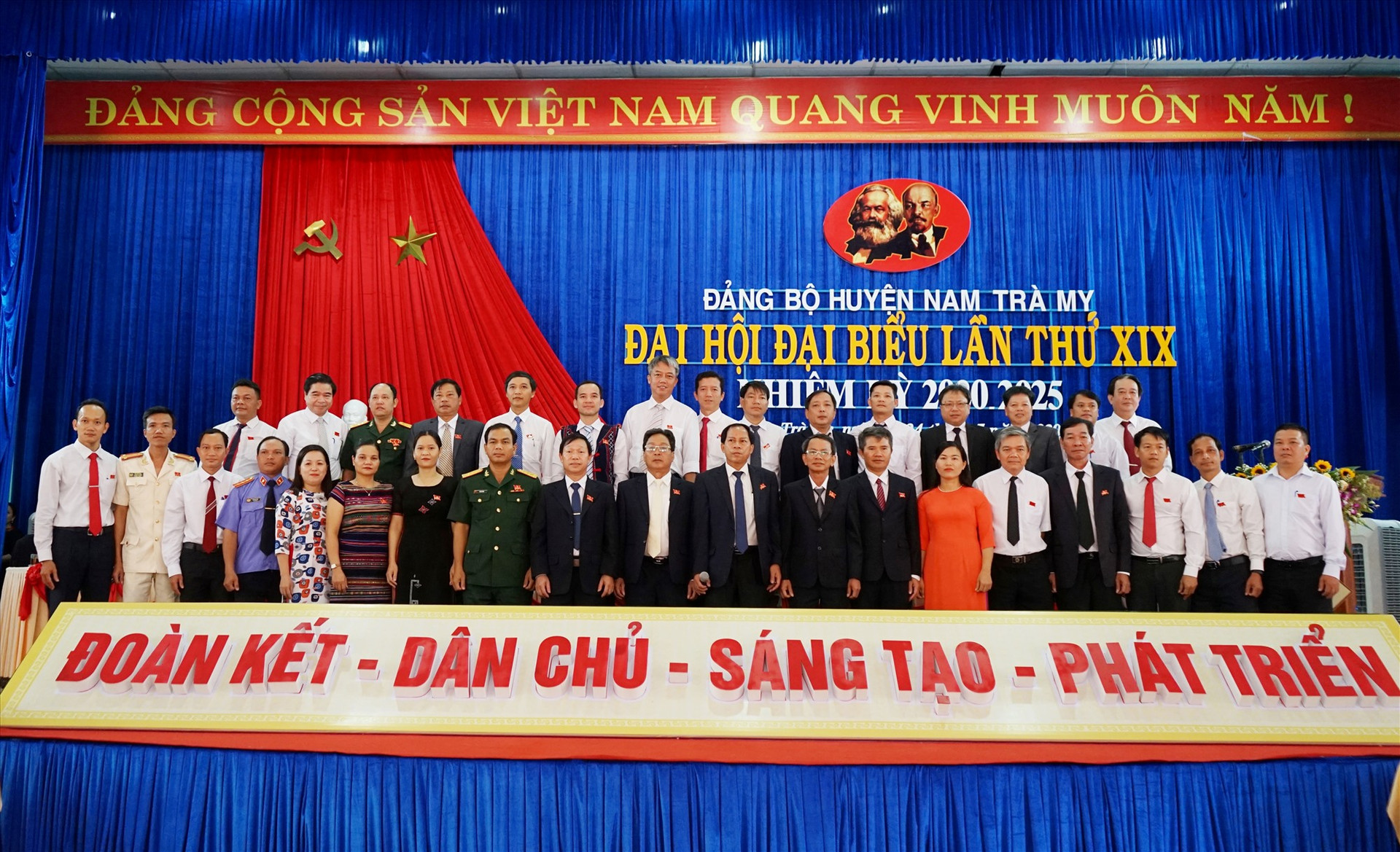 Ra mắt Ban Chấp hành Đảng bộ huyện Nam Trà My khóa XIX, nhiệm kỳ 2020 - 2025. Ảnh: B.N