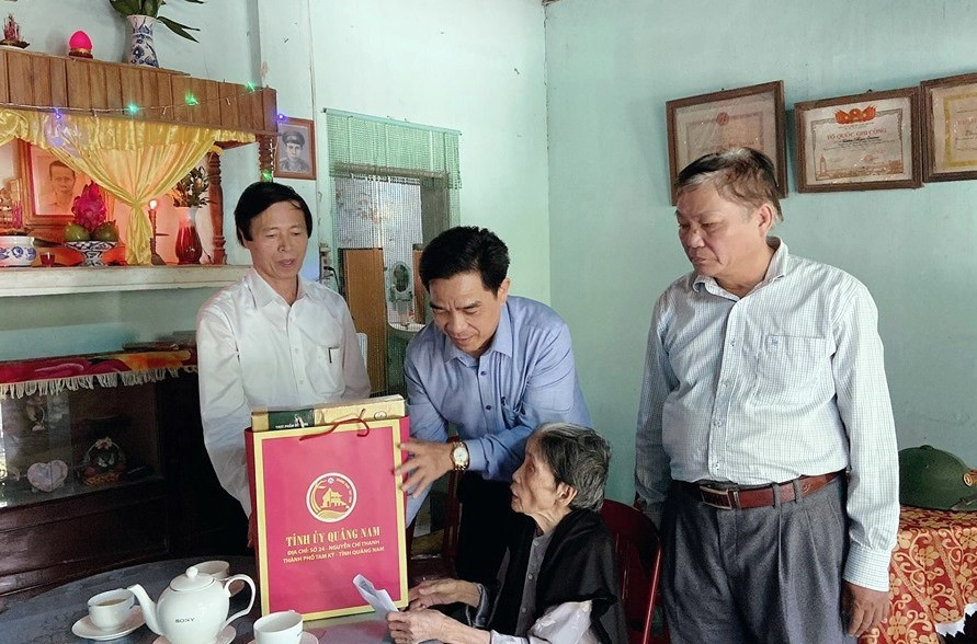 Đồng chí Lê Văn Dũng Phó bí thư Thường trực Tỉnh ủy thăm, tặng quà cho gia đình chính sách tại Tiên Phước.