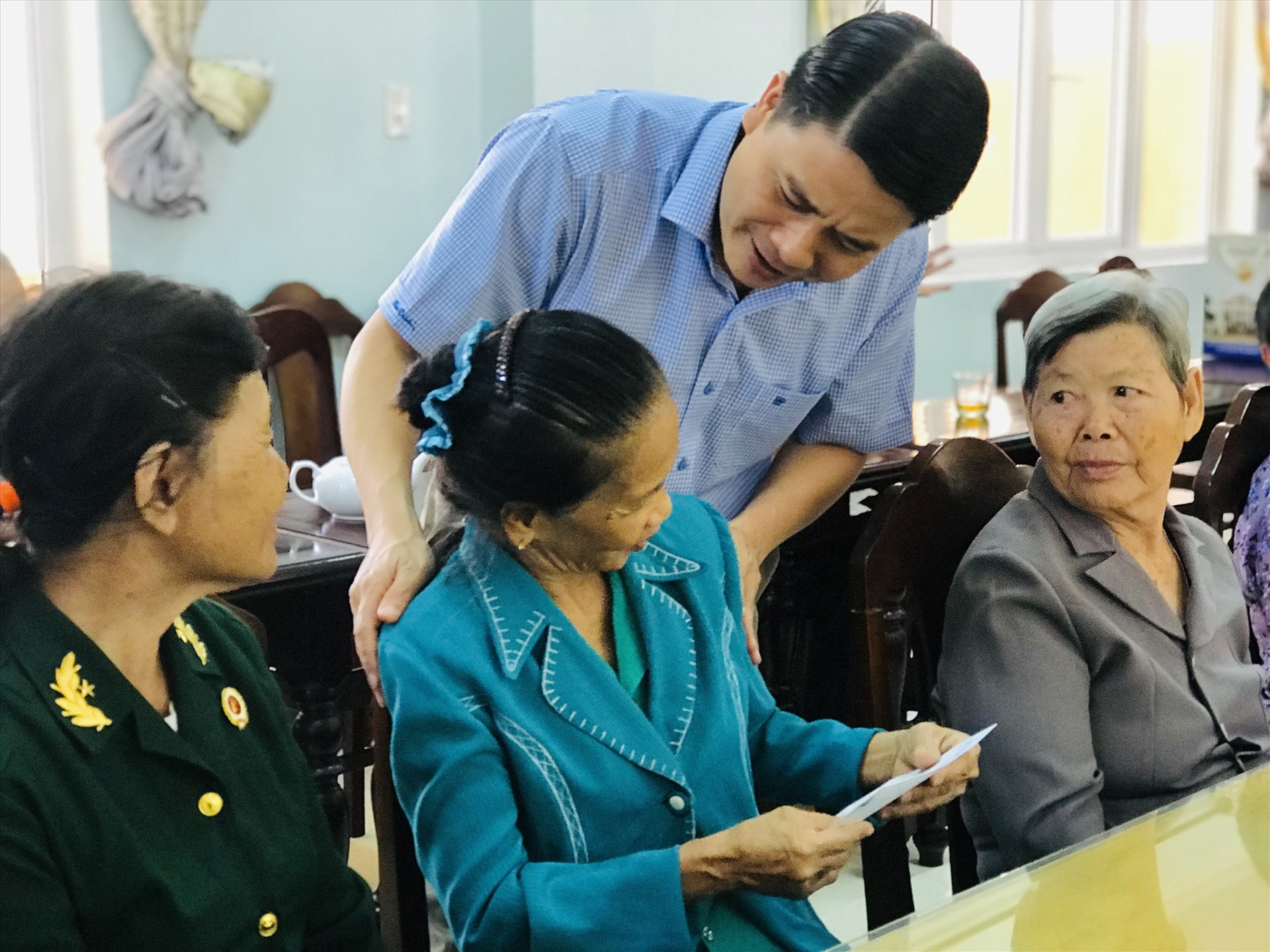 Phó Chủ tịch UBND tỉnh Trần Văn Tân trao quà cho người có công đang được chăm sóc tại Trung tâm nuôi dưỡng, điều dưỡng người có công tỉnh. Ảnh: Q.T