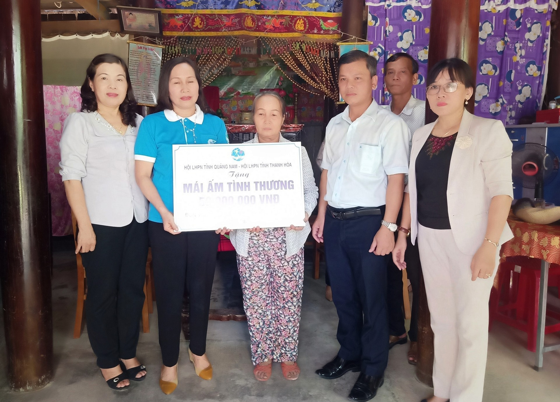 Hội LHPN tỉnh Thanh Hóa trao tặng mái ấm tình thương cho bà Nguyễn Thị Huy, con liệt sĩ tại Đại Lộc. Ảnh: HOÀNG LIÊN