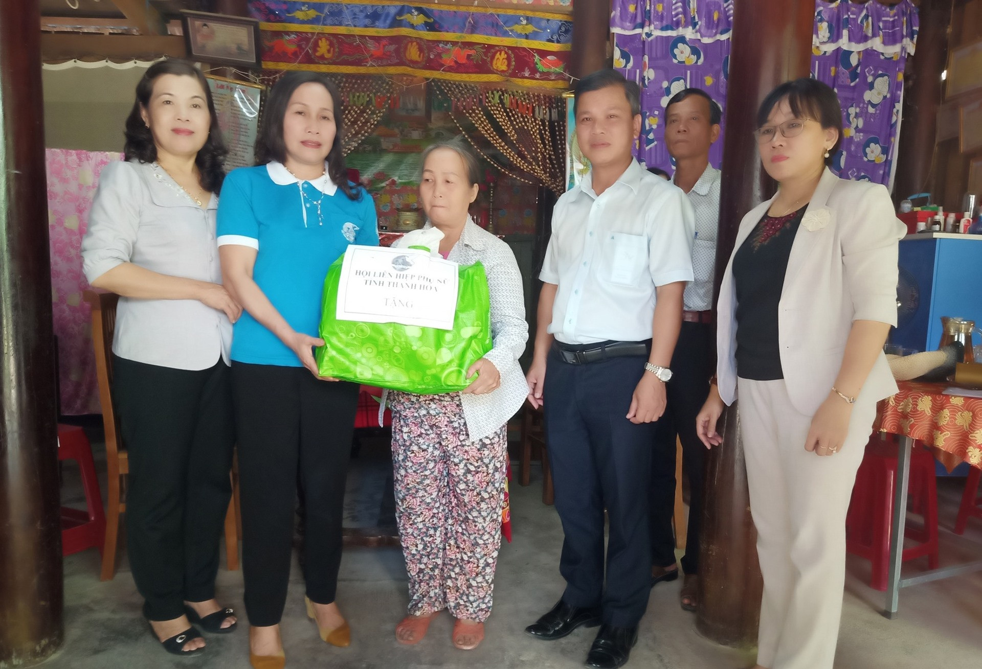 Hội LHPN tỉnh Thanh Hóa và Quảng Nam trao tặng quà cho bà Nguyễn Thị Huy nhân dịp 27.7. Ảnh: HOÀNG LIÊN