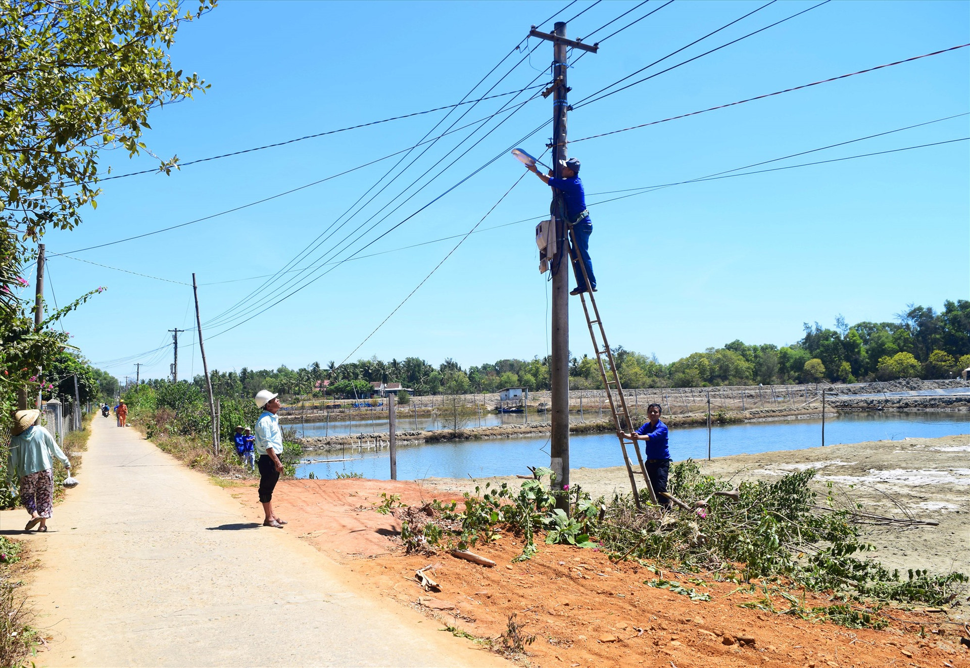 ĐVTN thực hiện công trình điện thắp sáng đường quê tại thôn Đông Thạnh (xã Tam Hòa). Ảnh: THÁI CƯỜNG