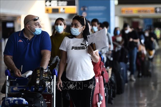 Hành khách đeo khẩu trang phòng lây nhiễm COVID-19 tại sân bay Fiumicino ở Rome, Italy ngày 3/6. Ảnh: AFP/TTXVN