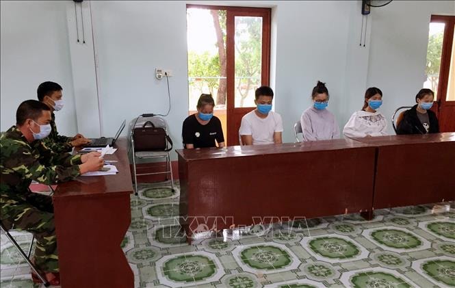 Đồn Biên phòng Trà Cổ (Bộ Chỉ huy Bộ đội Biên phòng tỉnh Quảng Ninh) phát hiện, tạm giữ 5 người Trung Quốc nhập cảnh trái phép vào Việt Nam tại khu vực bến Mũi Ngọc thuộc khu 1, phường Bình Ngọc, thành phố Móng Cái. Ảnh: TTXVN phát.