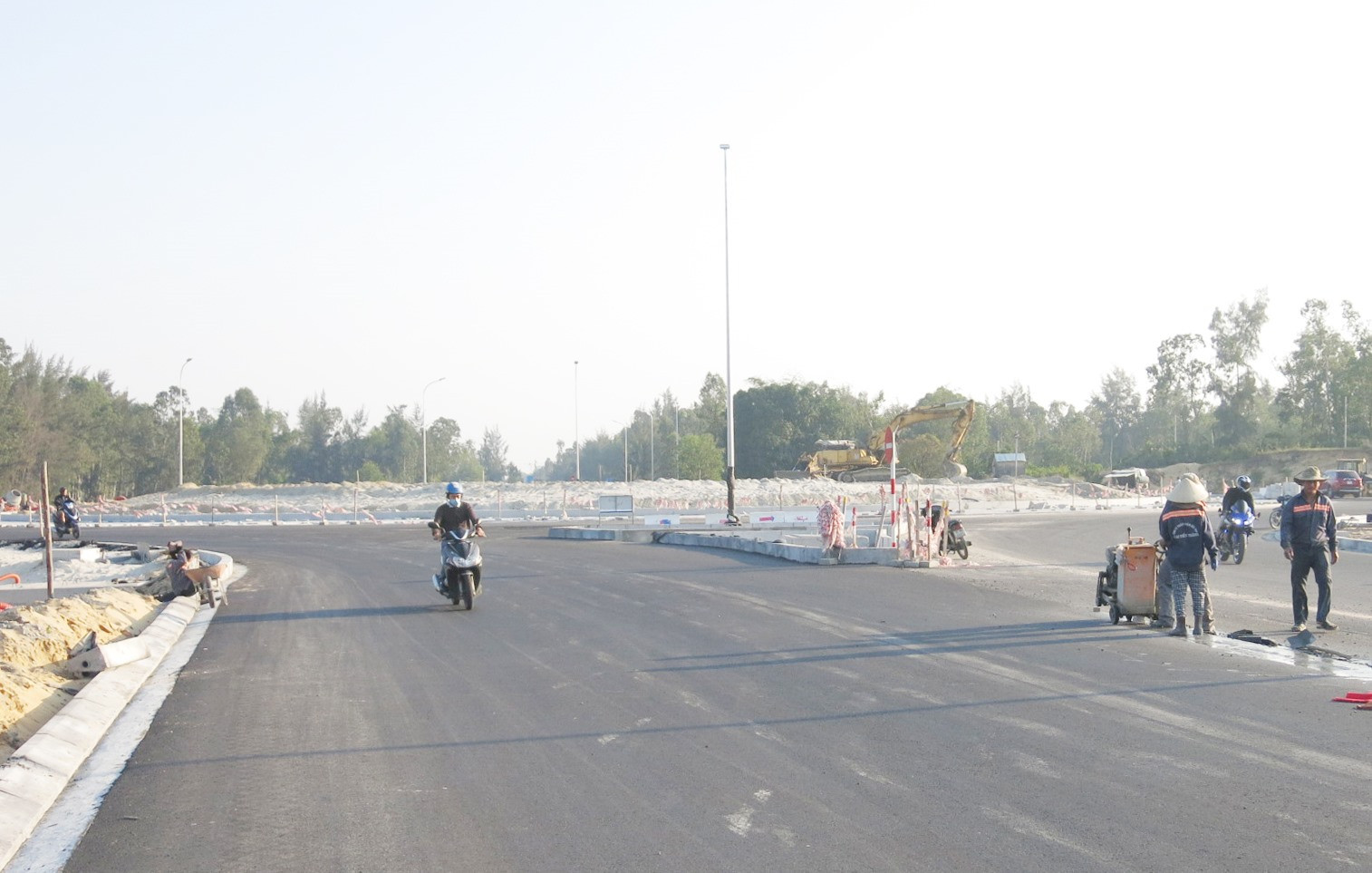 Đường 129 (Võ Chí Công ) và cầu Cửa Đại là biểu tượng sinh động nhất của đầu tư công phục vụ kết nối giao thông hai vùng kinh tế nam - bắc của Quảng Nam.Ảnh: T.D