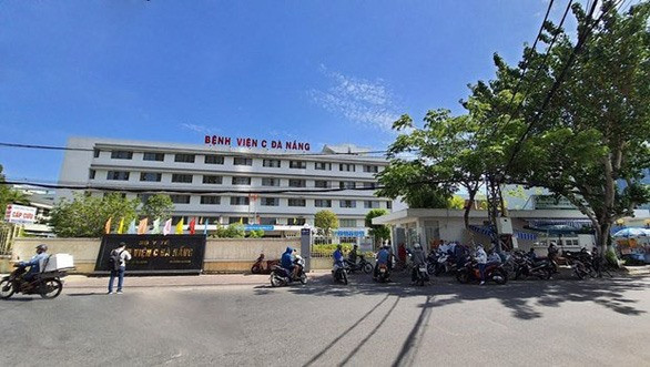 Sau khi phát hiện ca bệnh 416, Bệnh viện C Đà Nẵng đã kịp thời phong tỏa toàn bộ, khẩn trương phun thuốc khử trùng các phòng khoa, khuôn viên bệnh viện - Ảnh: TTXVN